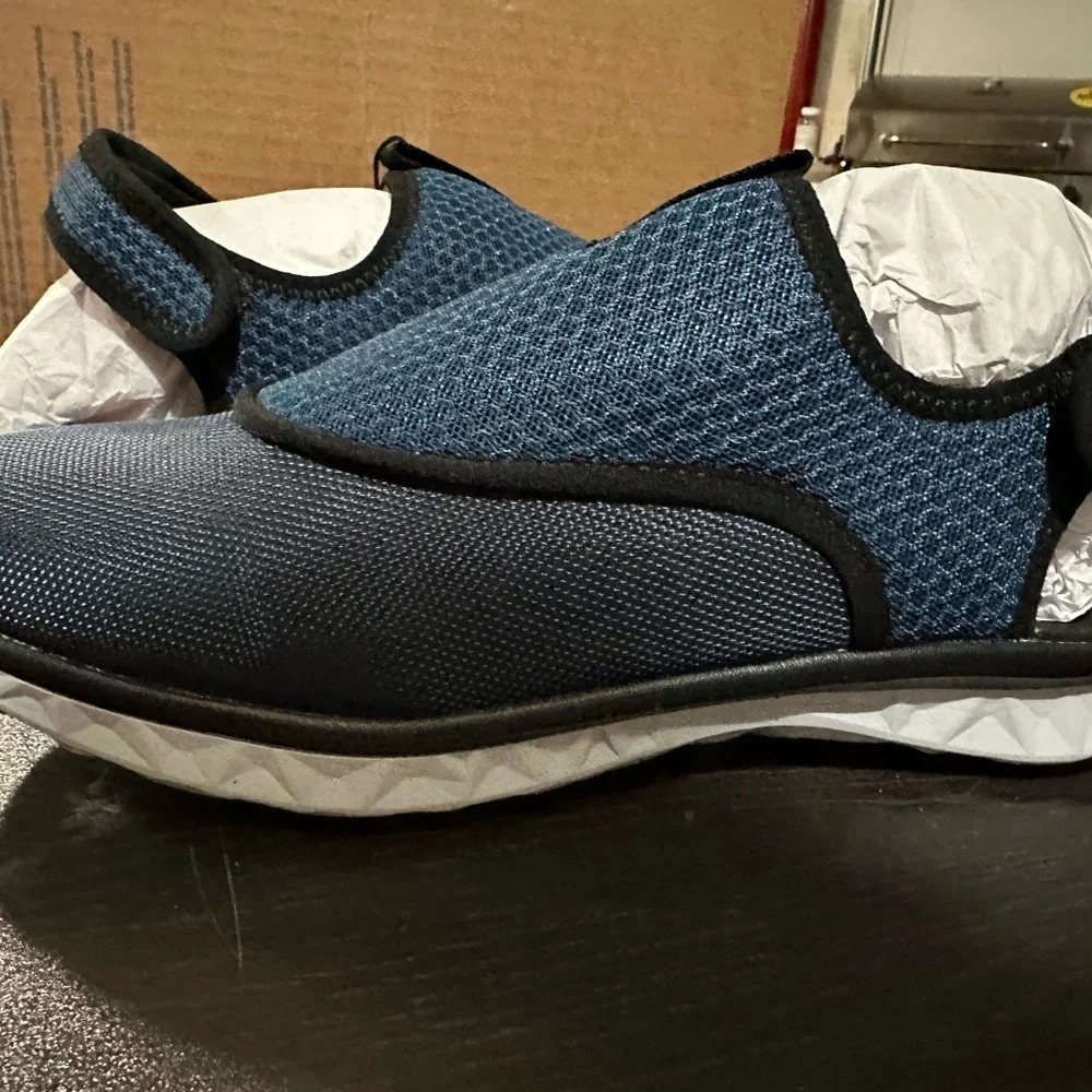 NWT Men’s Bass‎ Outdoor Blue Hex Mesh Action Size 9